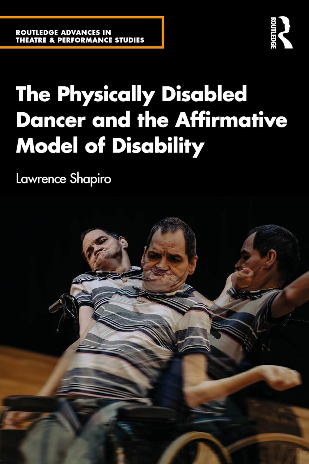 Une danseuse en fauteuil roulant effectuant trois mouvements décomposés. Le titre du livre est « The Physically Disabled Dancer and the Affirmative Model of Disability » (La danseuse handicapée physique et le modèle affirmatif du handicap), et le nom de l'auteur est Lawrence Shapiro.